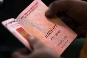 Россиянам, которым запрещен выезд из РФ, нужно сдать загранпаспорта